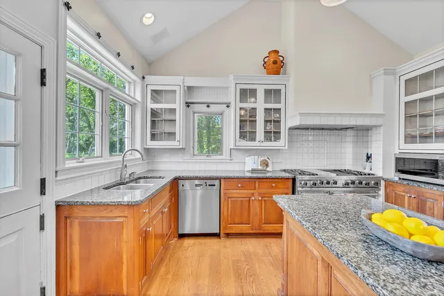 $1,550,000 | 625 East Juniper Lane, Mequon, WI 53092