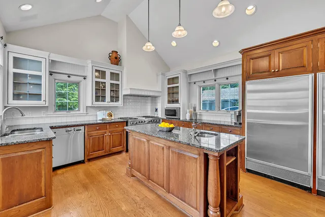 $1,550,000 | 625 East Juniper Lane, Mequon, WI 53092