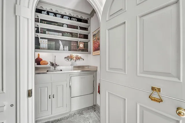 $1,550,000 | 625 East Juniper Lane, Mequon, WI 53092