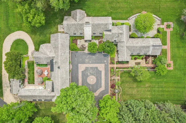 $1,550,000 | 625 East Juniper Lane, Mequon, WI 53092