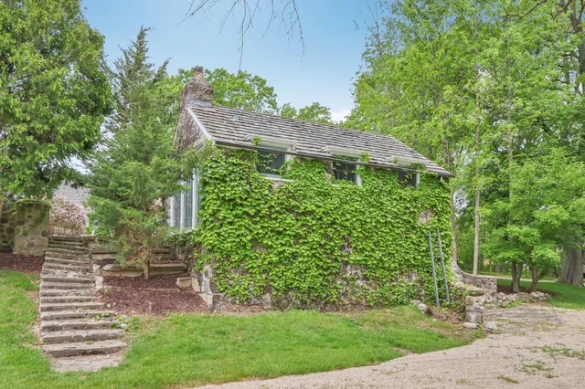 $1,550,000 | 625 East Juniper Lane, Mequon, WI 53092