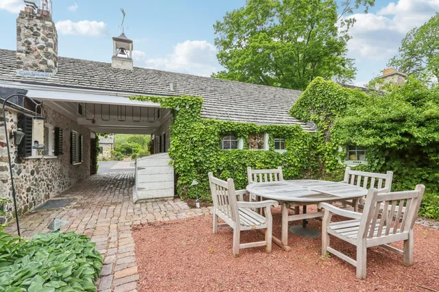 $1,550,000 | 625 East Juniper Lane, Mequon, WI 53092