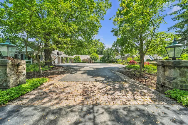 $1,550,000 | 625 East Juniper Lane, Mequon, WI 53092