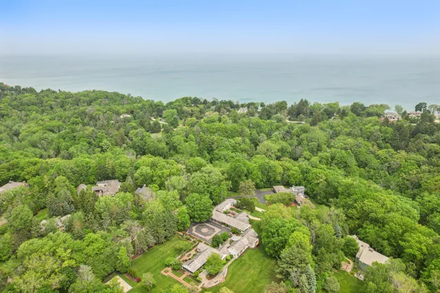$1,550,000 | 625 East Juniper Lane, Mequon, WI 53092