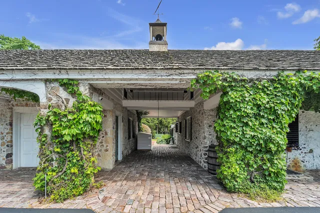 $1,550,000 | 625 East Juniper Lane, Mequon, WI 53092