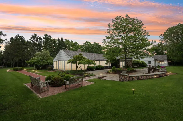 $1,550,000 | 625 East Juniper Lane, Mequon, WI 53092