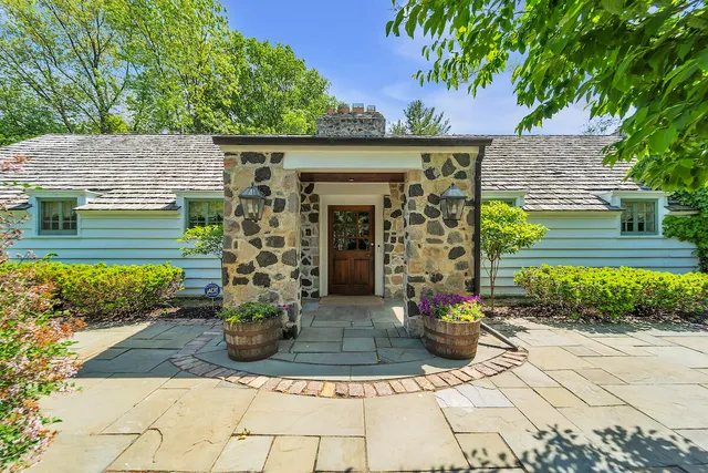 $1,550,000 | 625 East Juniper Lane, Mequon, WI 53092