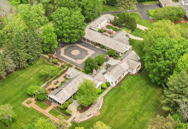 $1,550,000 | 625 East Juniper Lane, Mequon, WI 53092