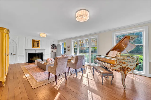 $1,550,000 | 625 East Juniper Lane, Mequon, WI 53092