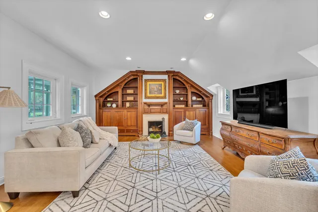 $1,550,000 | 625 East Juniper Lane, Mequon, WI 53092