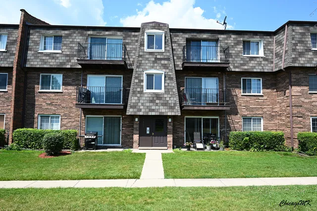 $2,100 | 9381 Bay Colony Drive, Unit 3S, Des Plaines, IL 60016