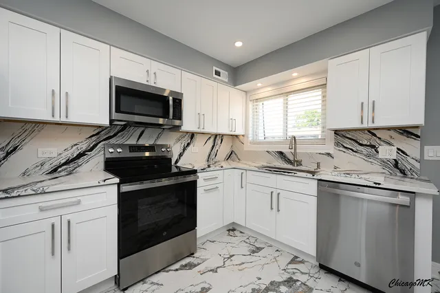 $2,100 | 9381 Bay Colony Drive, Unit 3S, Des Plaines, IL 60016