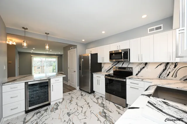 $2,100 | 9381 Bay Colony Drive, Unit 3S, Des Plaines, IL 60016