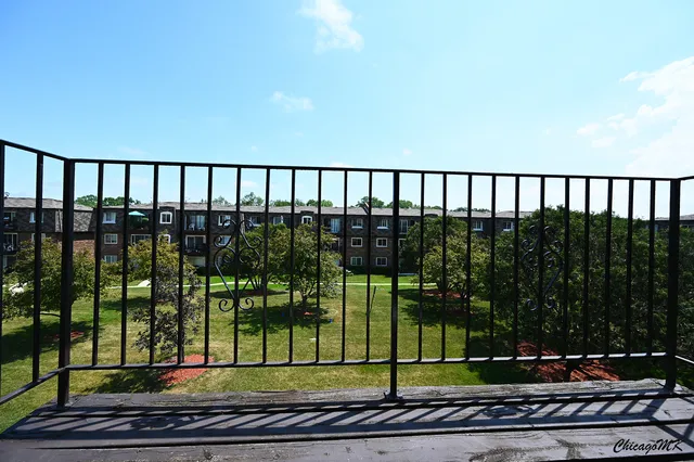 $2,100 | 9381 Bay Colony Drive, Unit 3S, Des Plaines, IL 60016