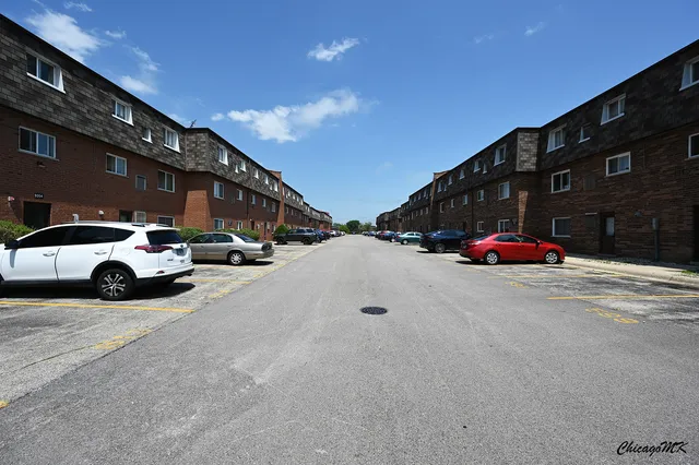 $2,100 | 9381 Bay Colony Drive, Unit 3S, Des Plaines, IL 60016