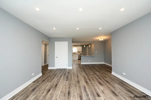 $2,100 | 9381 Bay Colony Drive, Unit 3S, Des Plaines, IL 60016