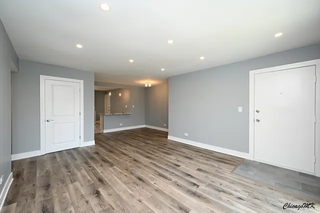 $2,100 | 9381 Bay Colony Drive, Unit 3S, Des Plaines, IL 60016