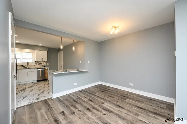 $2,100 | 9381 Bay Colony Drive, Unit 3S, Des Plaines, IL 60016