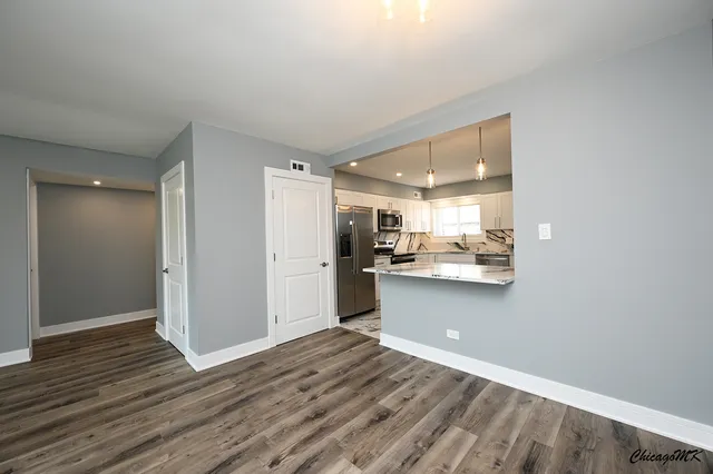 $2,100 | 9381 Bay Colony Drive, Unit 3S, Des Plaines, IL 60016