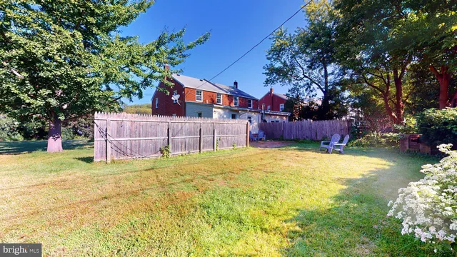 a view of a back yard