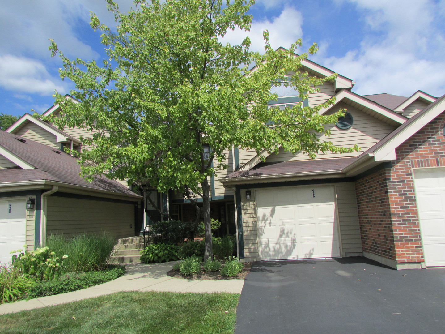 926 Ridgefield Lane Wheeling, IL 60090 - Photo 1 of 28