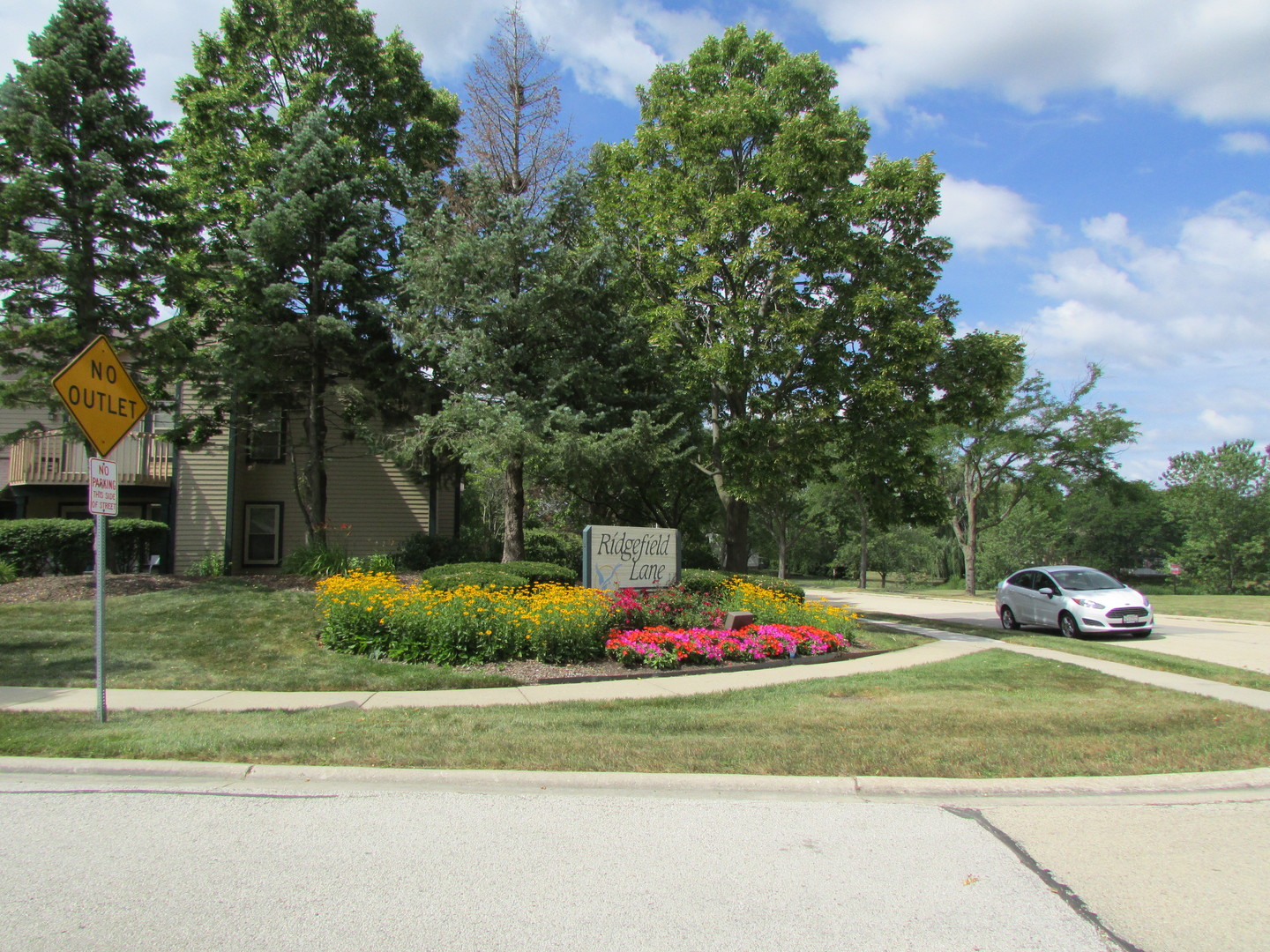 926 Ridgefield Lane Wheeling, IL 60090 - Photo 2 of 28