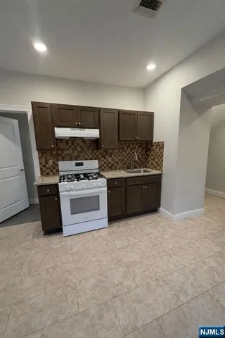 $2,800 | 144 North 8th Street, Unit 2, Hawthorne, NJ 07506