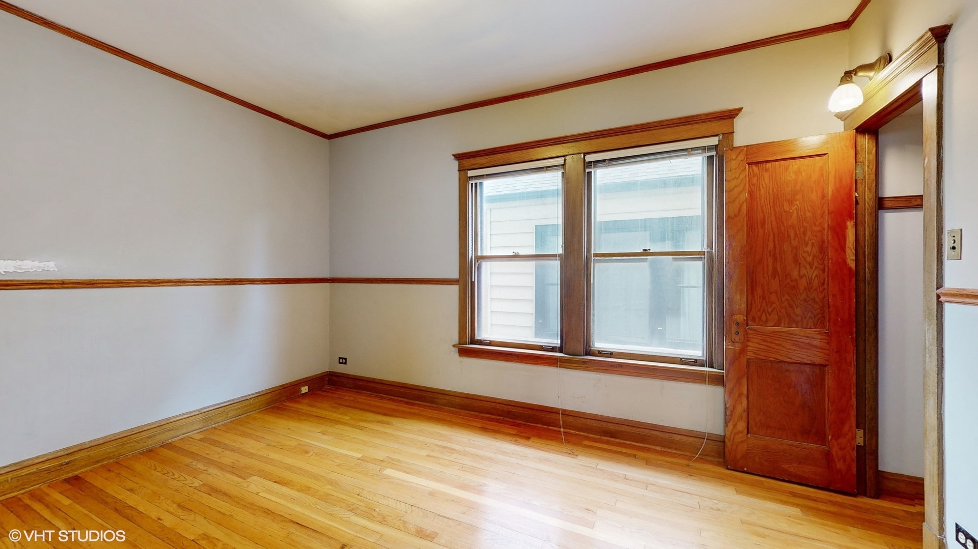 1035 South Ridgeland Avenue Oak Park, IL 60304 - Photo 13 of 43 an empty room with a window