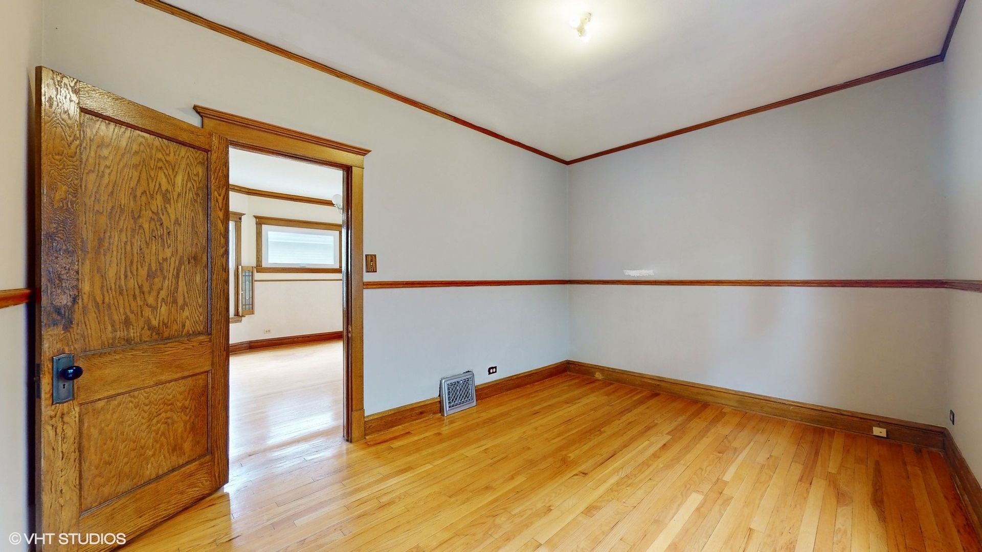 1035 South Ridgeland Avenue Oak Park, IL 60304 - Photo 15 of 43 a view of a big room with wooden floor and windows