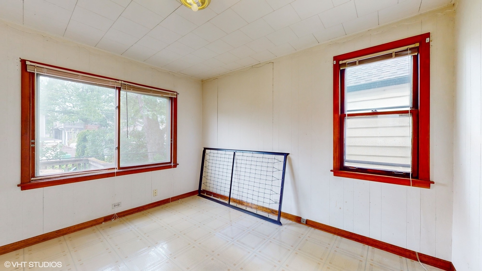 1035 South Ridgeland Avenue Oak Park, IL 60304 - Photo 17 of 43 an empty room with windows