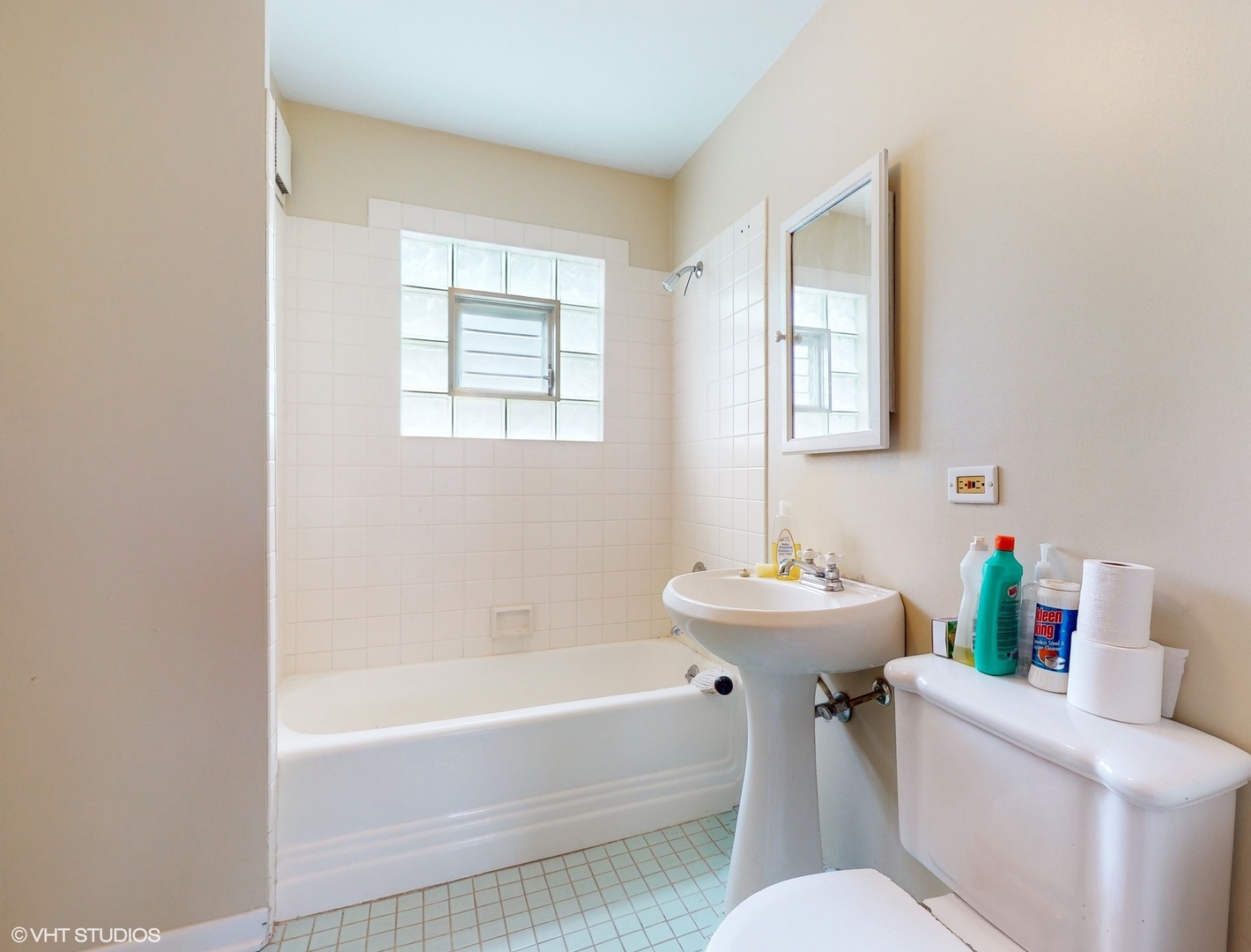 1035 South Ridgeland Avenue Oak Park, IL 60304 - Photo 19 of 43 a bathroom with a sink mirror bathtub and toilet