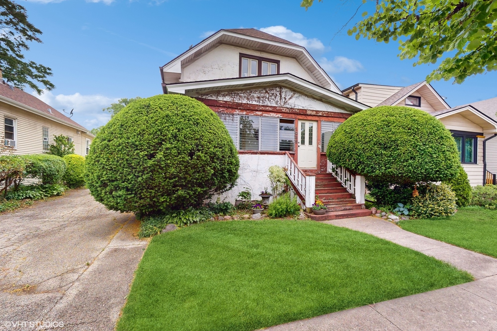 1035 South Ridgeland Avenue Oak Park, IL 60304 - Photo 2 of 43 front view of a house with a yard