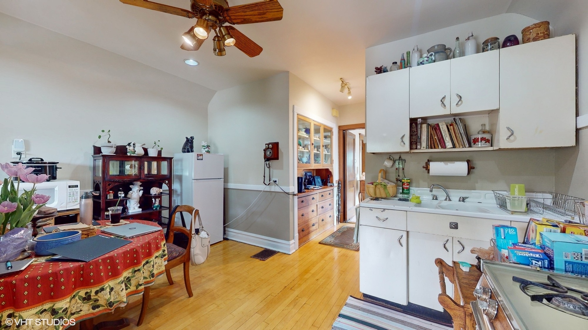 1035 South Ridgeland Avenue Oak Park, IL 60304 - Photo 26 of 43 a bed room with a bed and a desk