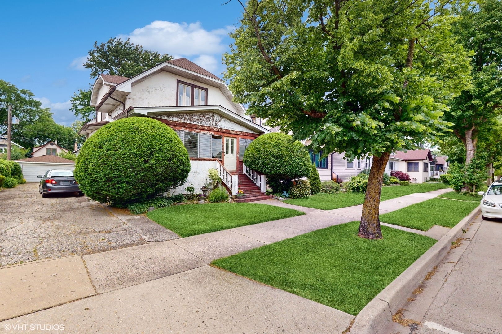 1035 South Ridgeland Avenue Oak Park, IL 60304 - Photo 3 of 43 a front view of a house with a yard