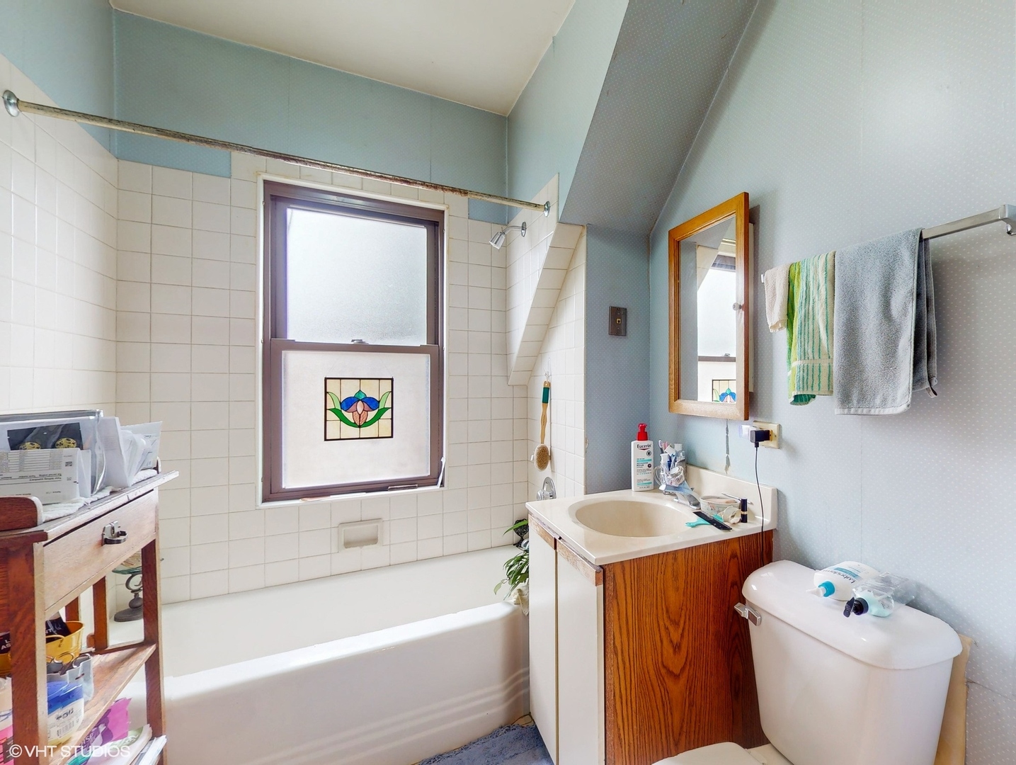 1035 South Ridgeland Avenue Oak Park, IL 60304 - Photo 31 of 43 a bathroom with a bathtub sink and toilet