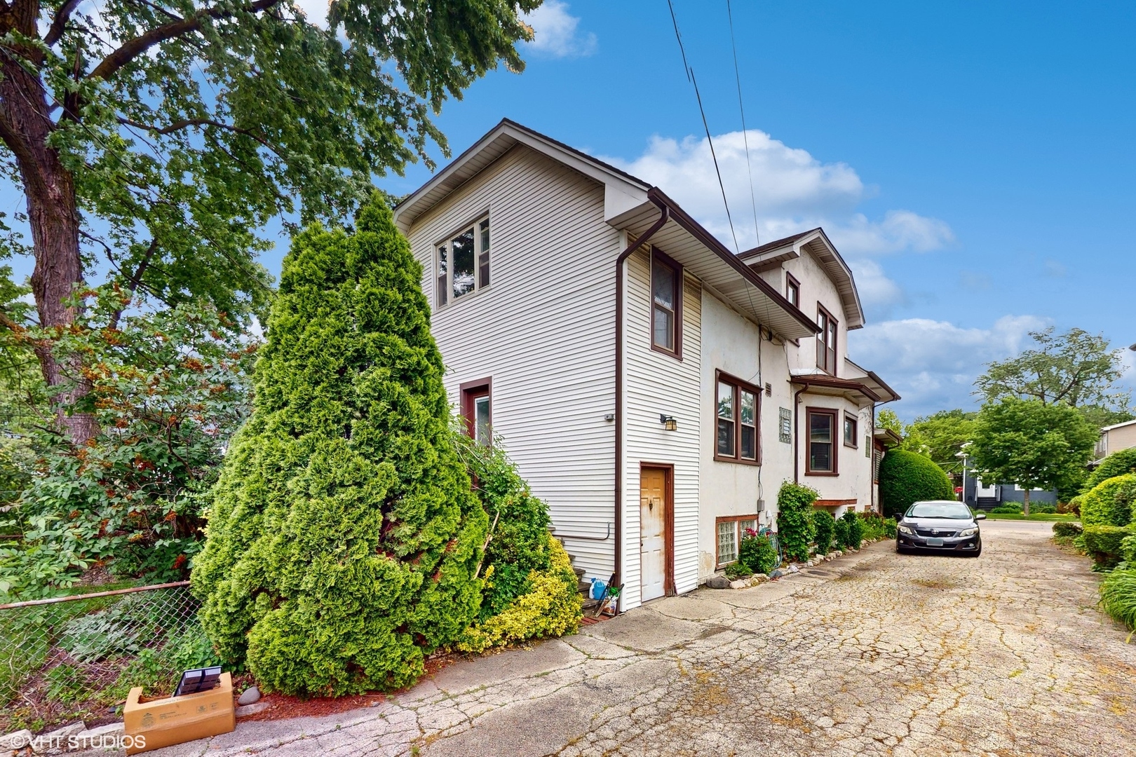 1035 South Ridgeland Avenue Oak Park, IL 60304 - Photo 39 of 43 a view of a house with a yard and plants