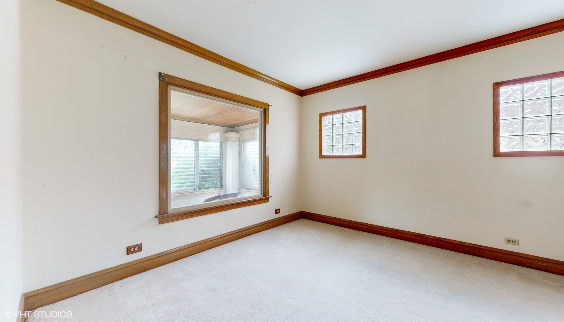 1035 South Ridgeland Avenue Oak Park, IL 60304 - Photo 4 of 43 an empty room with a window