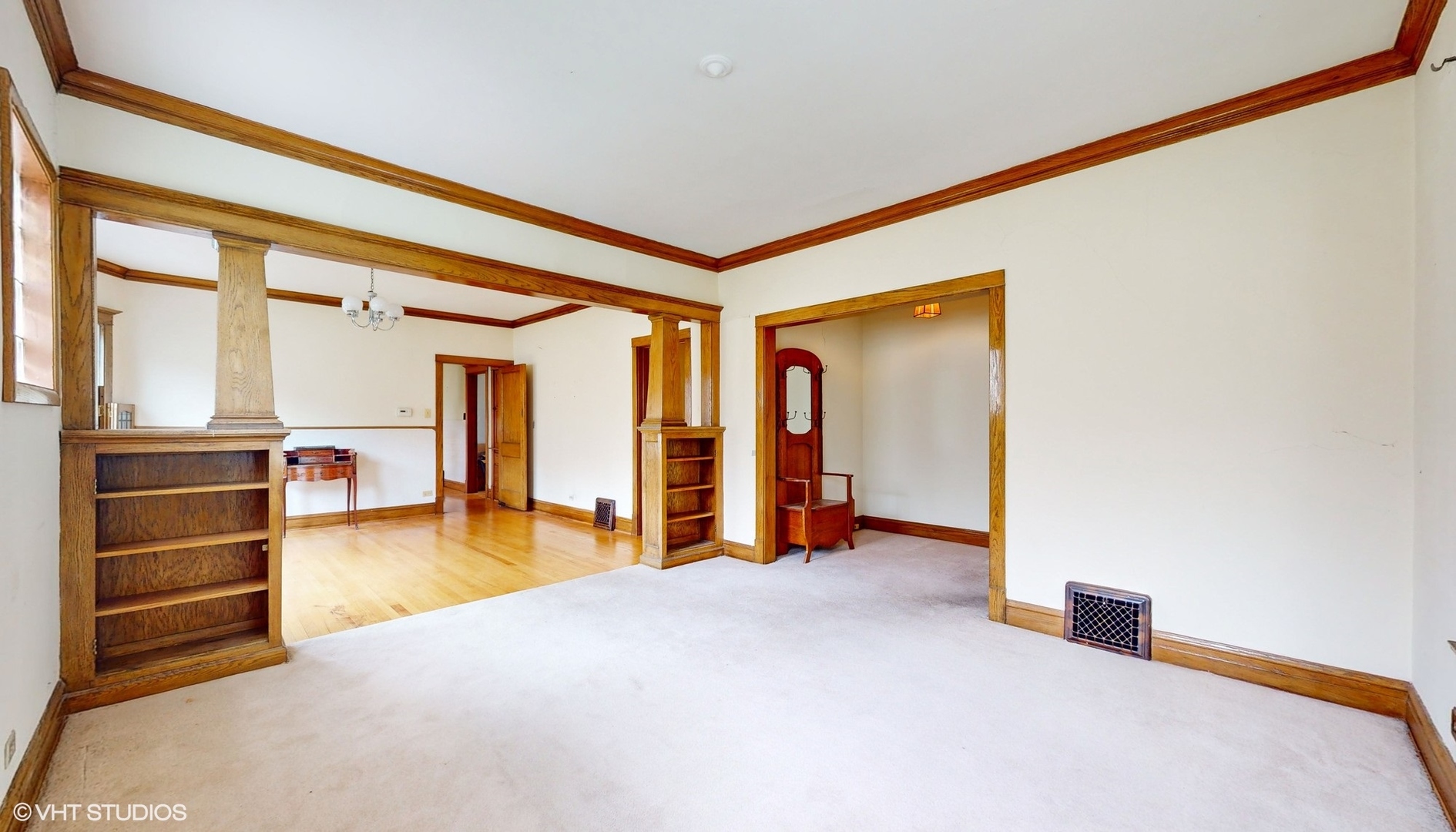 1035 South Ridgeland Avenue Oak Park, IL 60304 - Photo 5 of 43 a view of an empty room and window