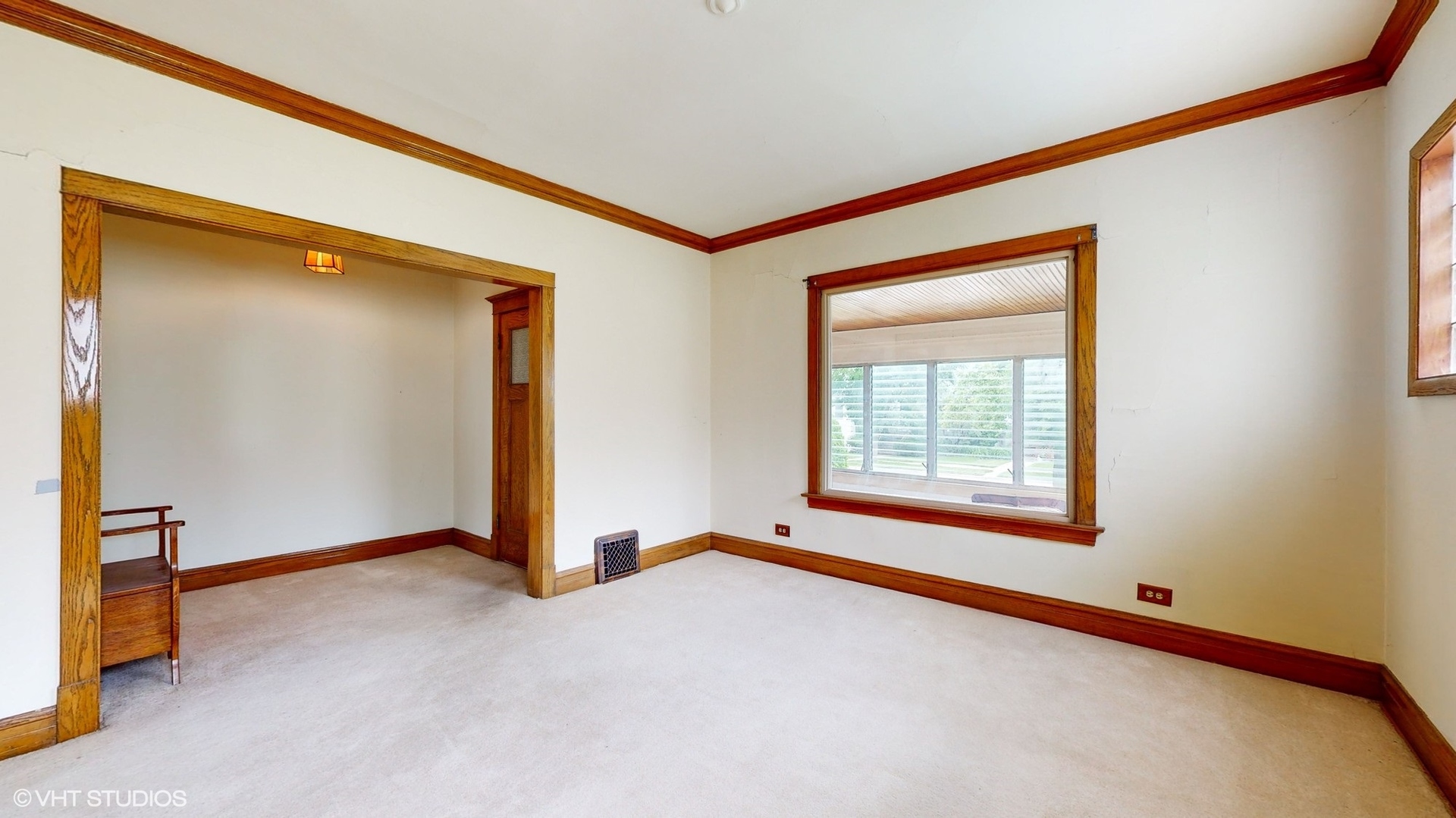1035 South Ridgeland Avenue Oak Park, IL 60304 - Photo 6 of 43 a view of an empty room and window