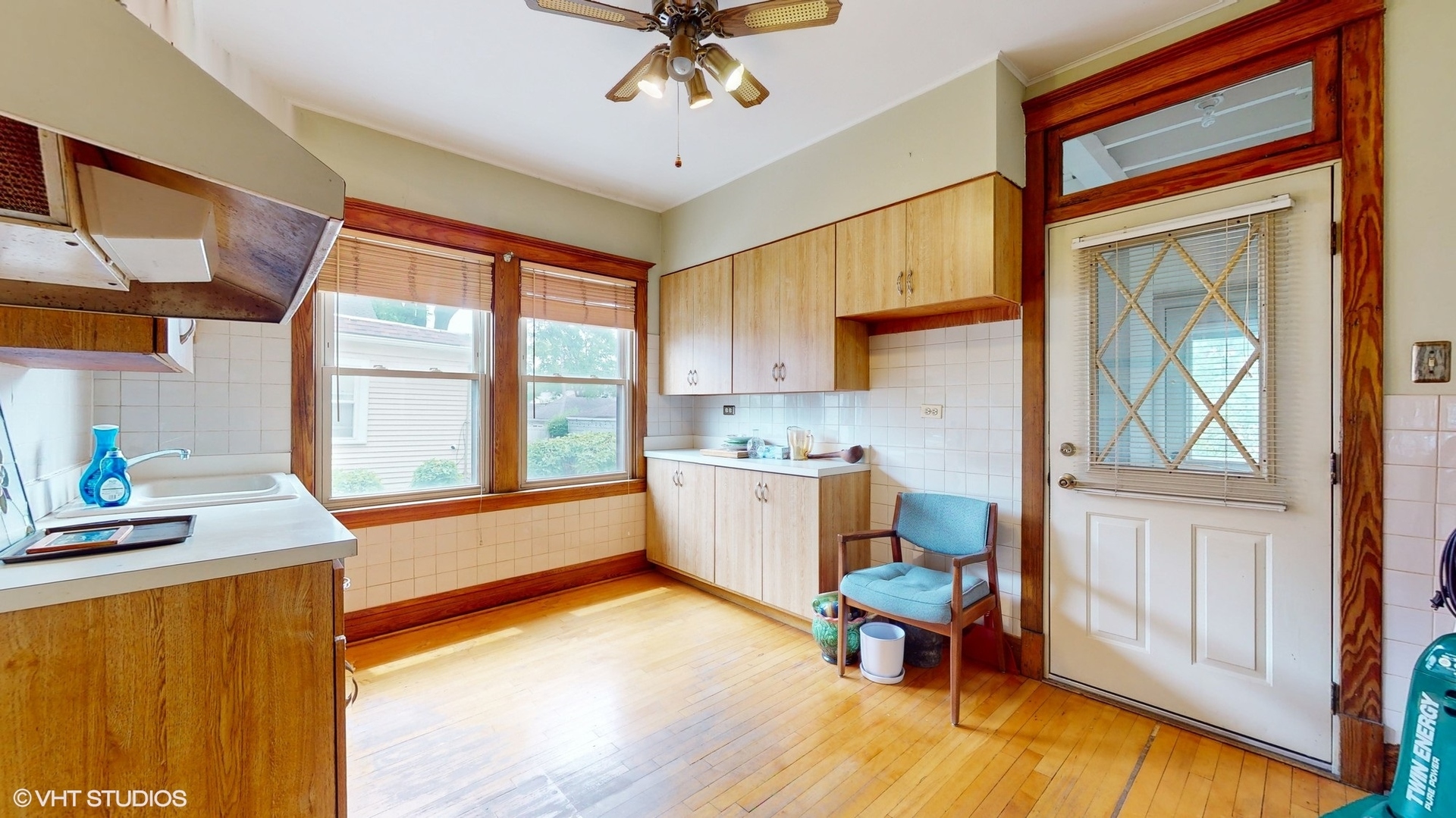 1035 South Ridgeland Avenue Oak Park, IL 60304 - Photo 10 of 43 a living room with furniture and a window