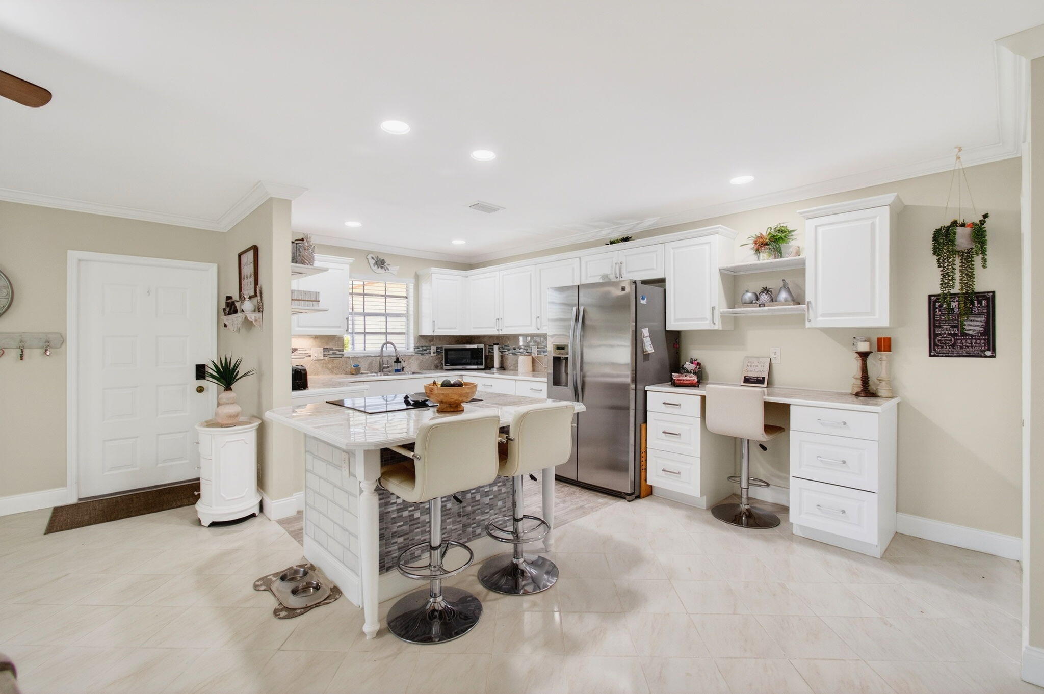 Open concept kitchen (2)