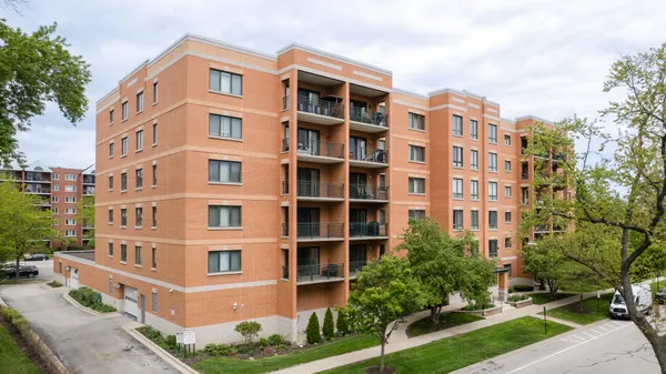 $337,000 | 1636 Ashland Avenue, Unit 309, Des Plaines, IL 60016