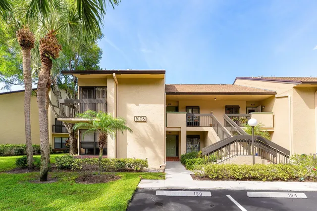 $379,000 | 5106 Oakhill Lane, Unit 911, Delray Beach, FL 33484