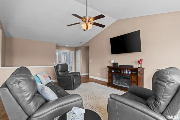 $437,081 | 212 Hillcrest Drive, Mechanicsburg, IL 62545