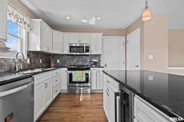 $437,081 | 212 Hillcrest Drive, Mechanicsburg, IL 62545