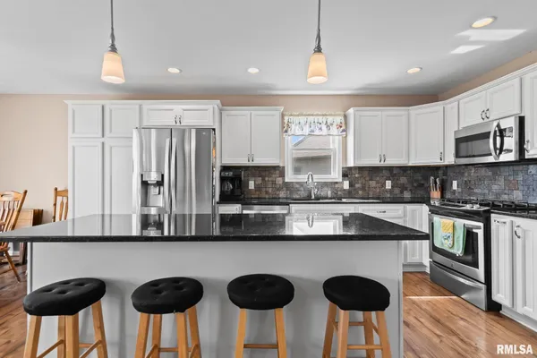 $437,081 | 212 Hillcrest Drive, Mechanicsburg, IL 62545