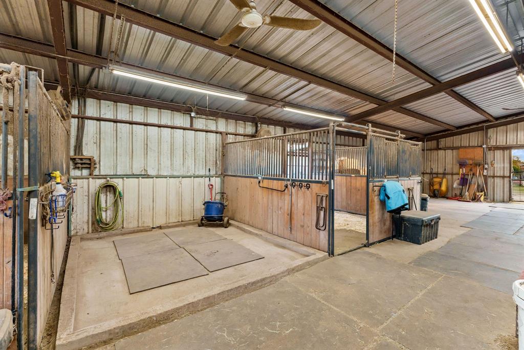 2700 Auction Barn Road Belton, TX 76513 - Photo 29 of 38 a view of a garage