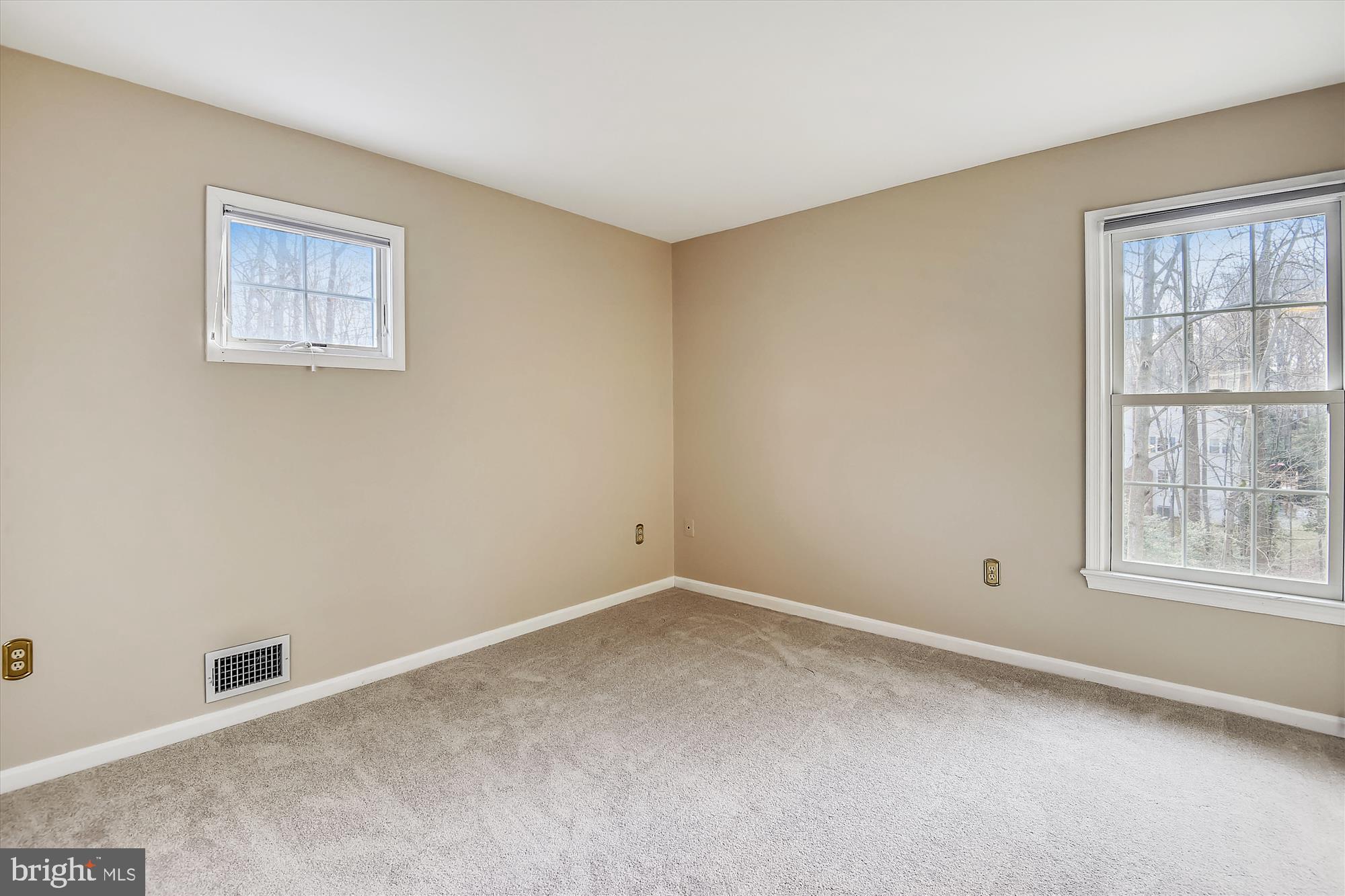 11874 Fawn Ridge Lane Reston, VA 20194 - Photo 32 of 75 an empty room with windows