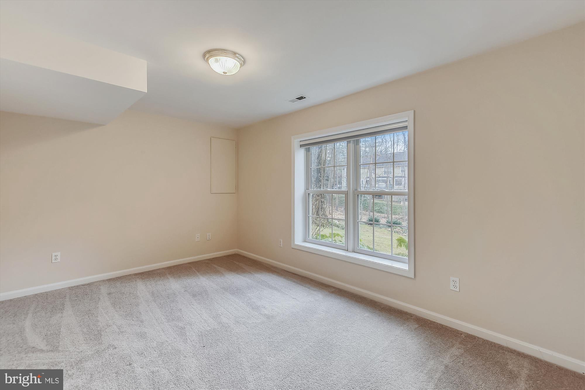 11874 Fawn Ridge Lane Reston, VA 20194 - Photo 53 of 75 an empty room with windows