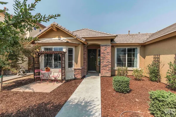 a view of a house with backyard and garden